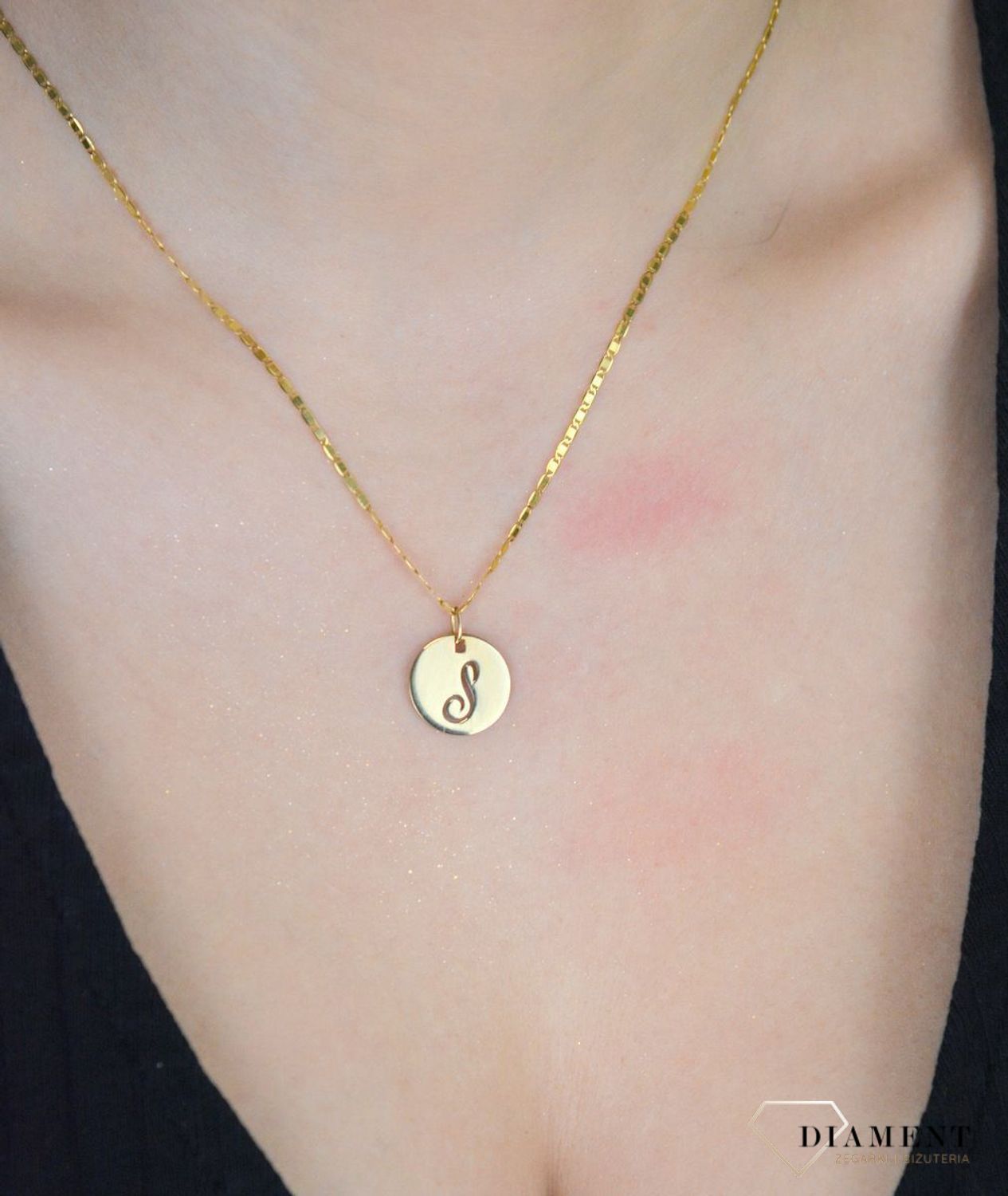 Zawieszka złota Literka S pr 585, DIA-ZA 4978S-585 Złota zawieszka literka S na blaszce. Wisiorek został wykonany z najwyższej jakości złota próby 585. 1.jpg